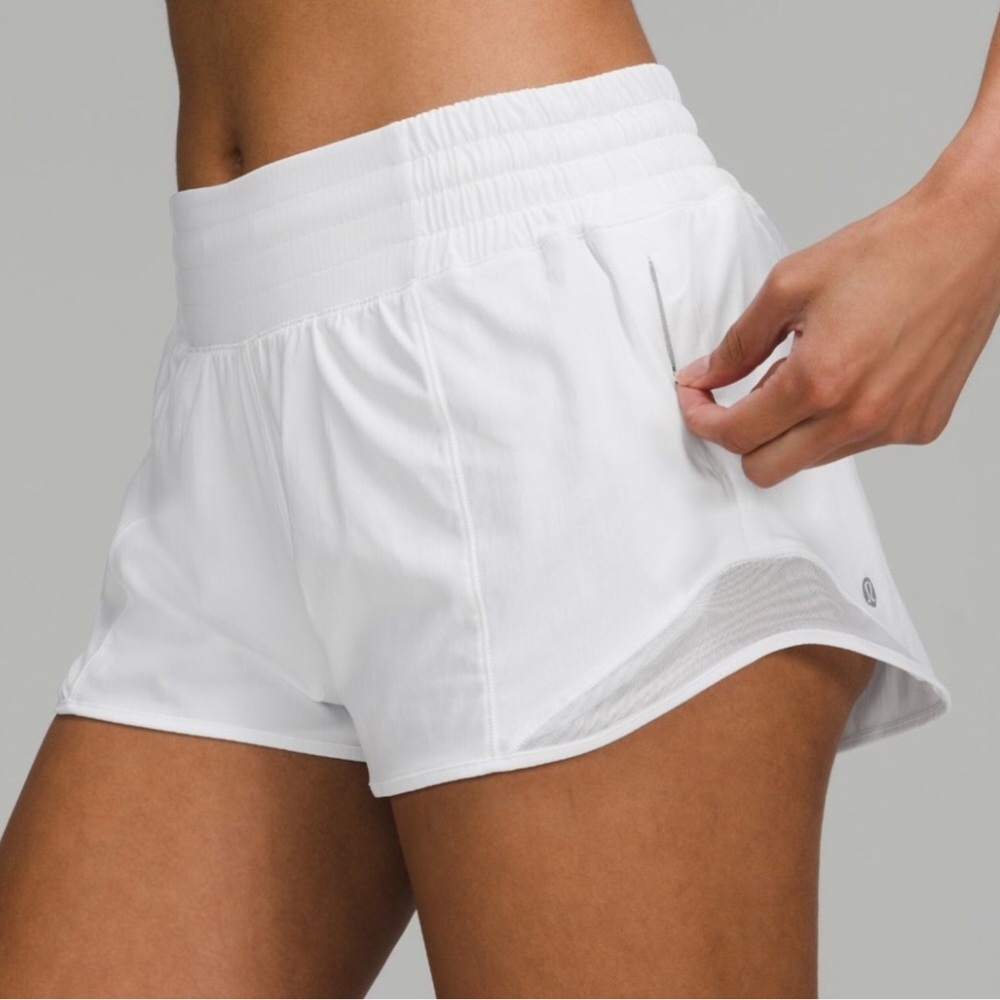 Lululemon Hotty Hot Shorts High Rise HR 2.5” inseam White SIZE 4 Sz 4